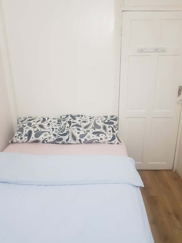 Room Gregory Crescent in Greater London