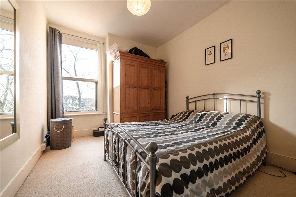 Flat Larkhall Rise in Greater London