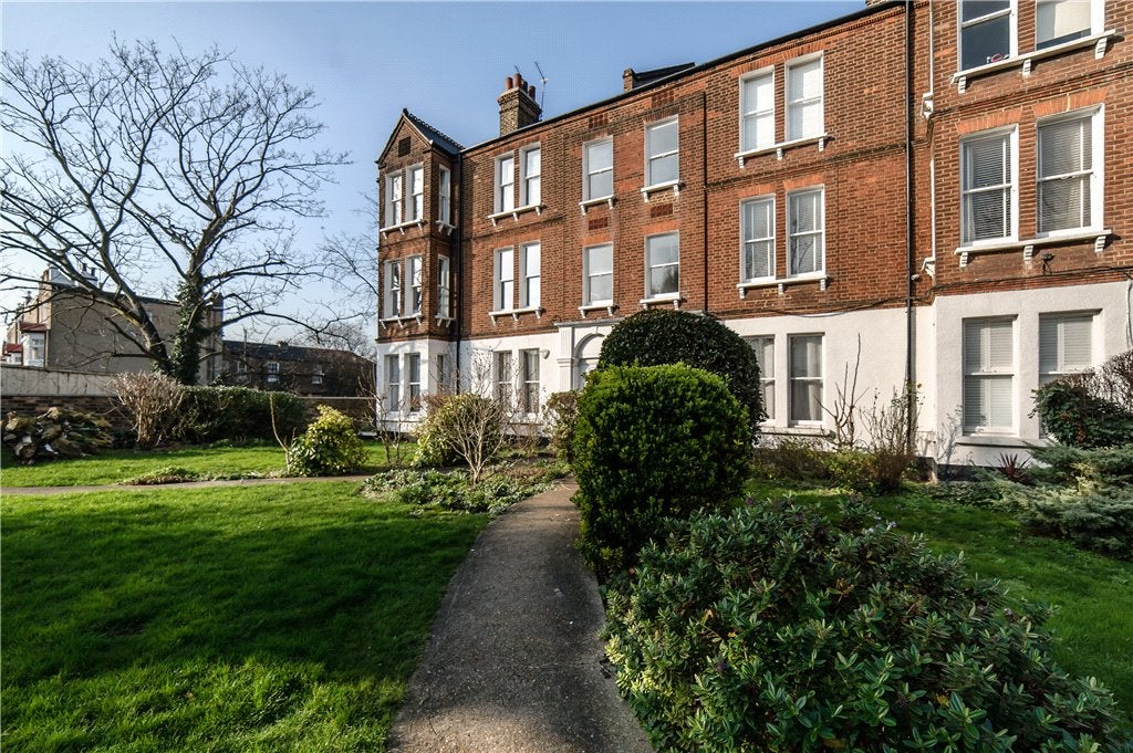 Flat Larkhall Rise in Greater London