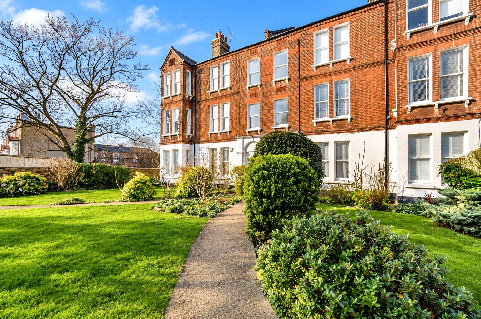 Flat Larkhall Rise in Greater London