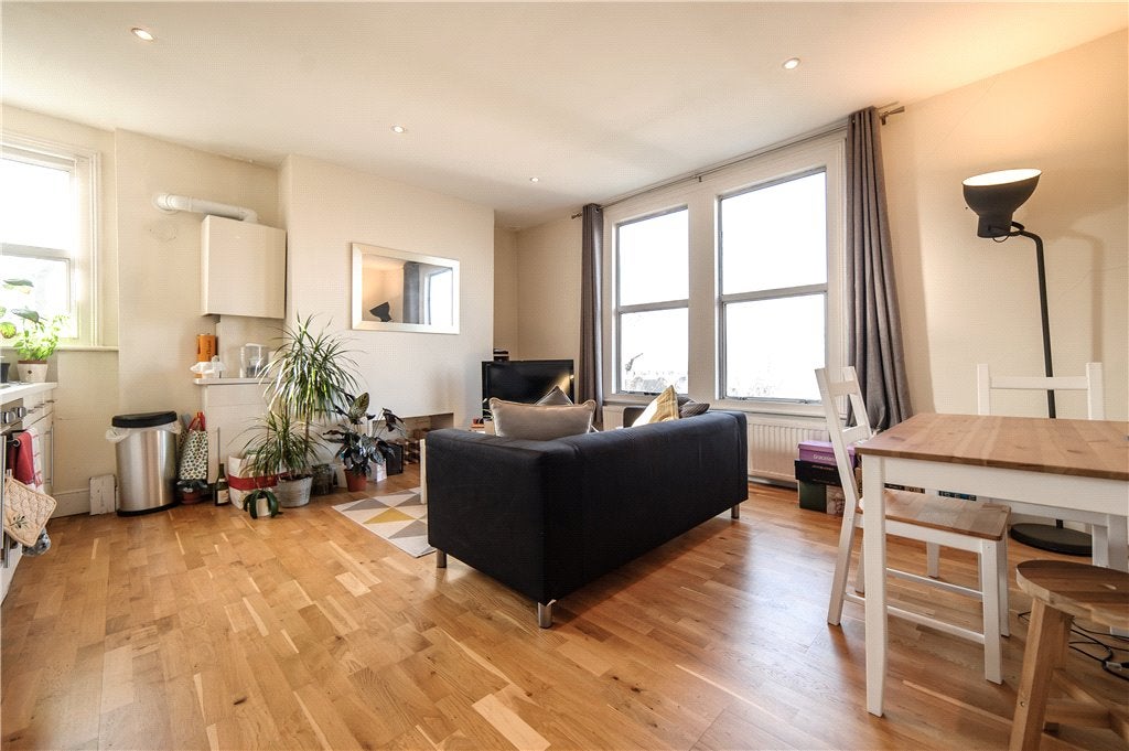 Flat Larkhall Rise in Greater London