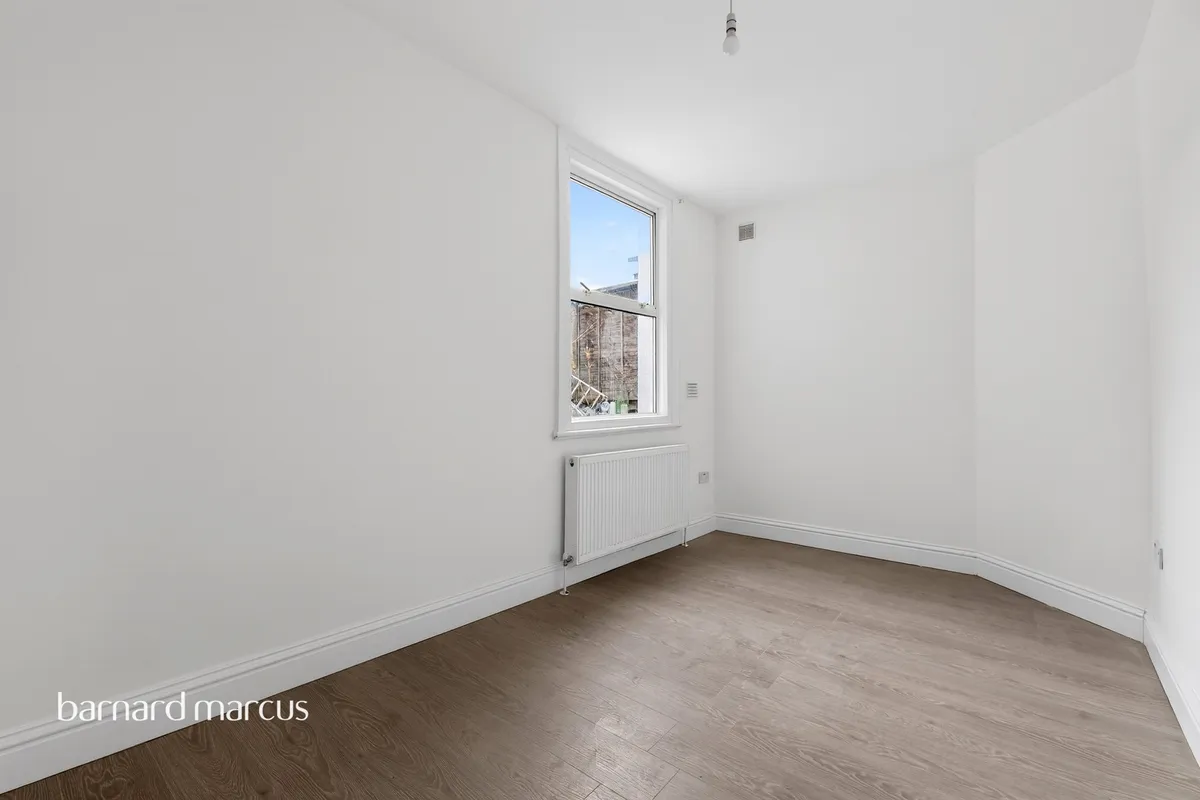 Flat Seely Road in Greater London