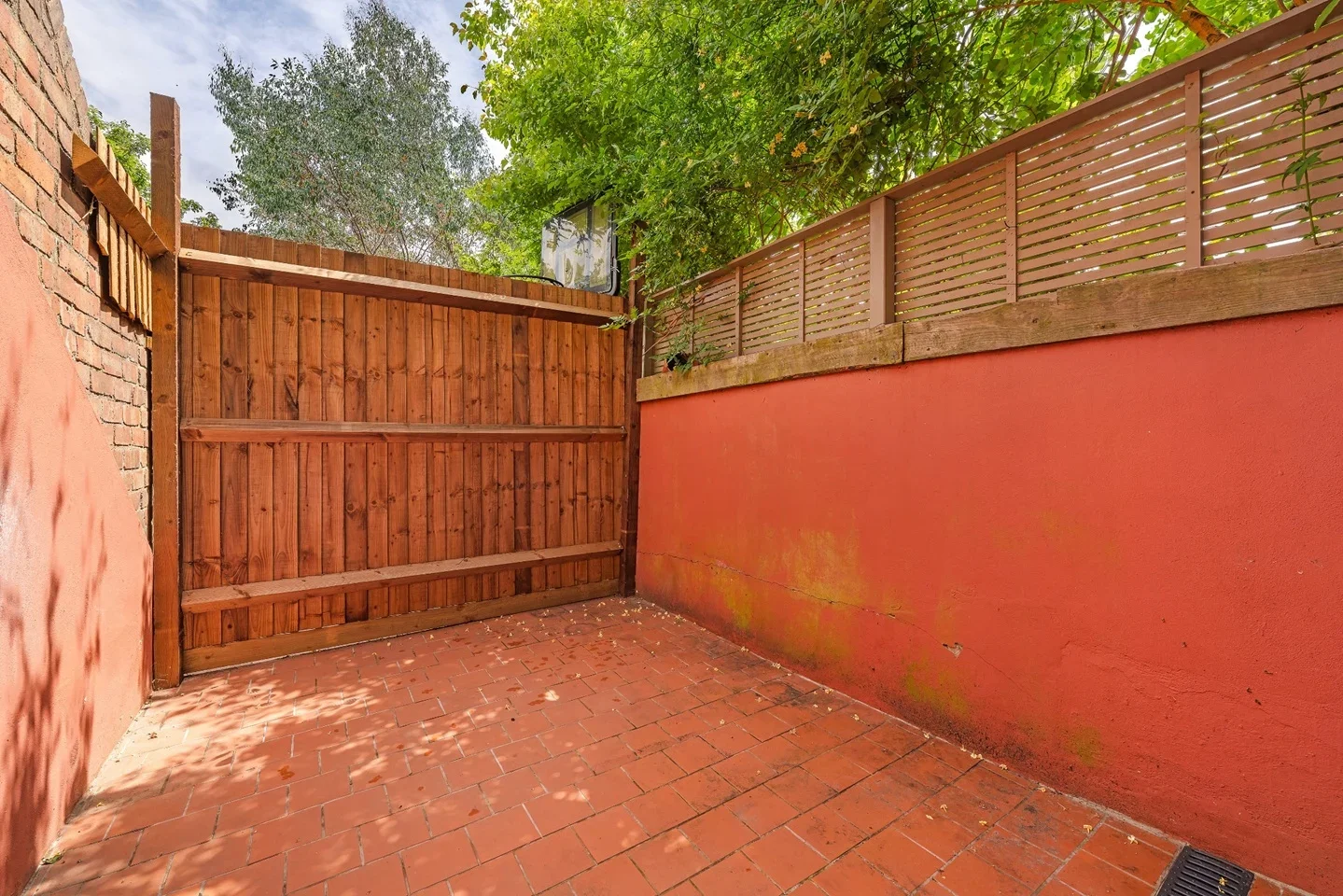 Flat Rosendale Road in Greater London