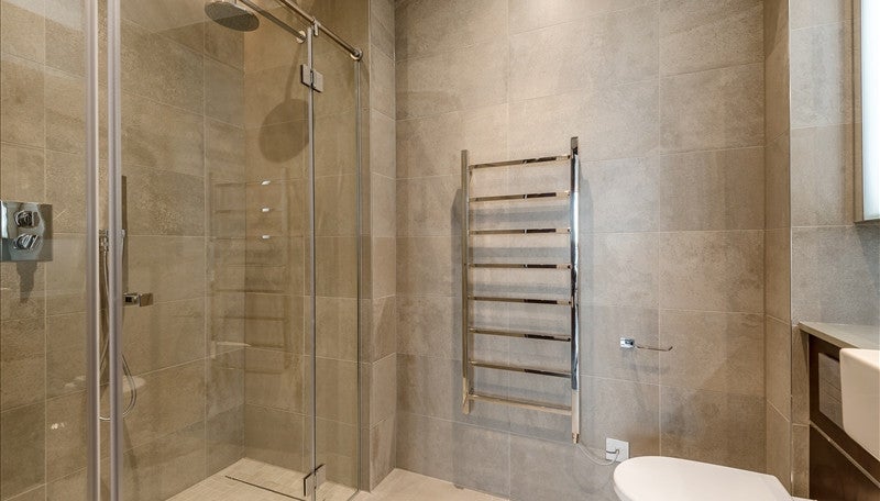 Flat Ponton Road in Greater London