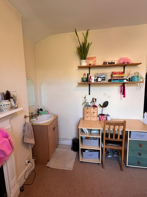 Room Tunley Road in Greater London