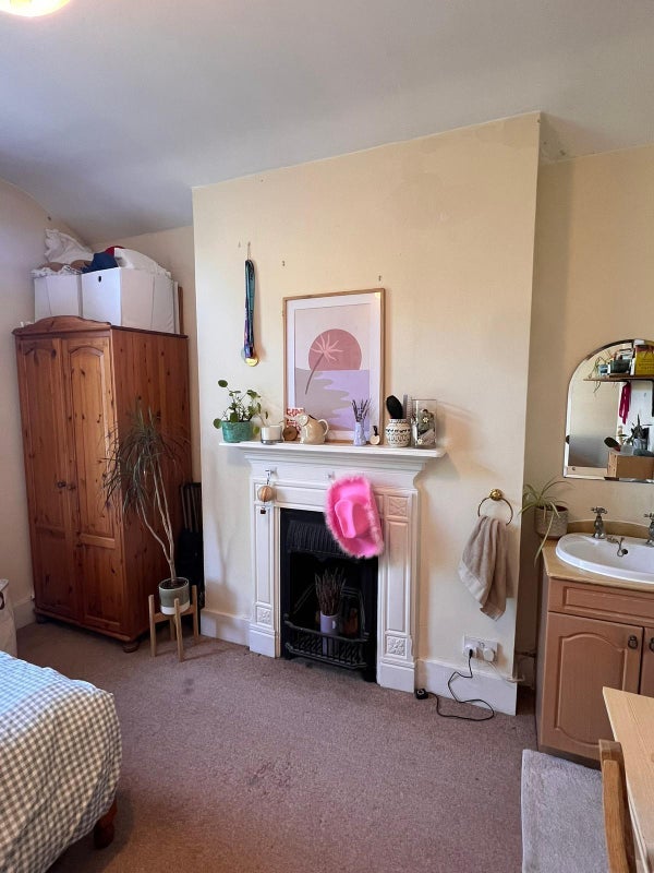 Room Tunley Road in Greater London