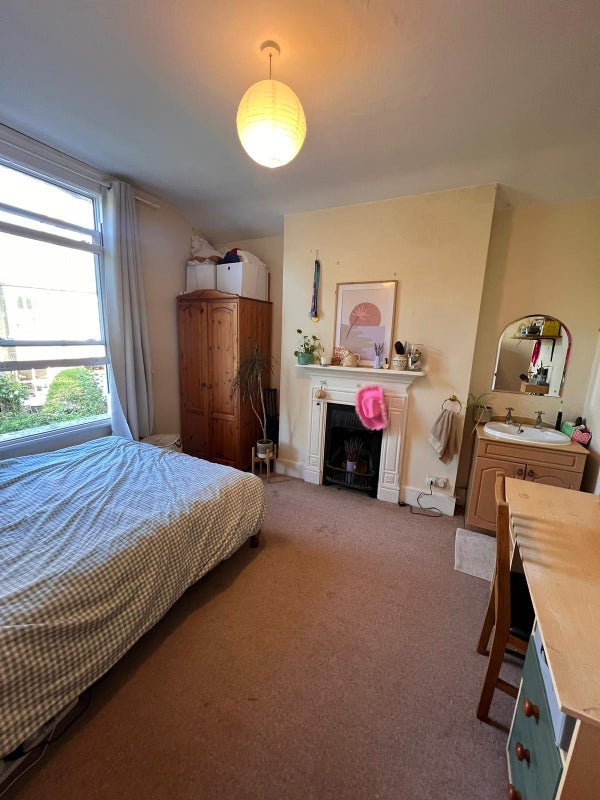Room Tunley Road in Greater London