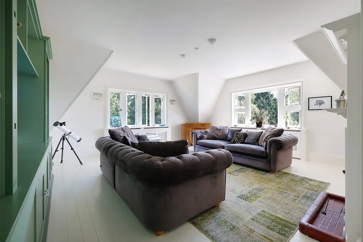 Flat Smalls Hill Road in Mole Valley
