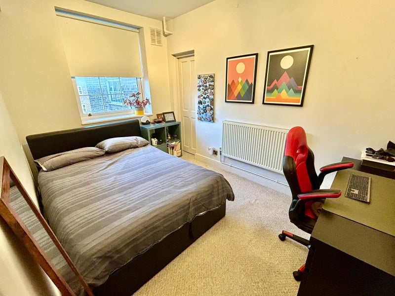 Room Worsopp Drive in Greater London