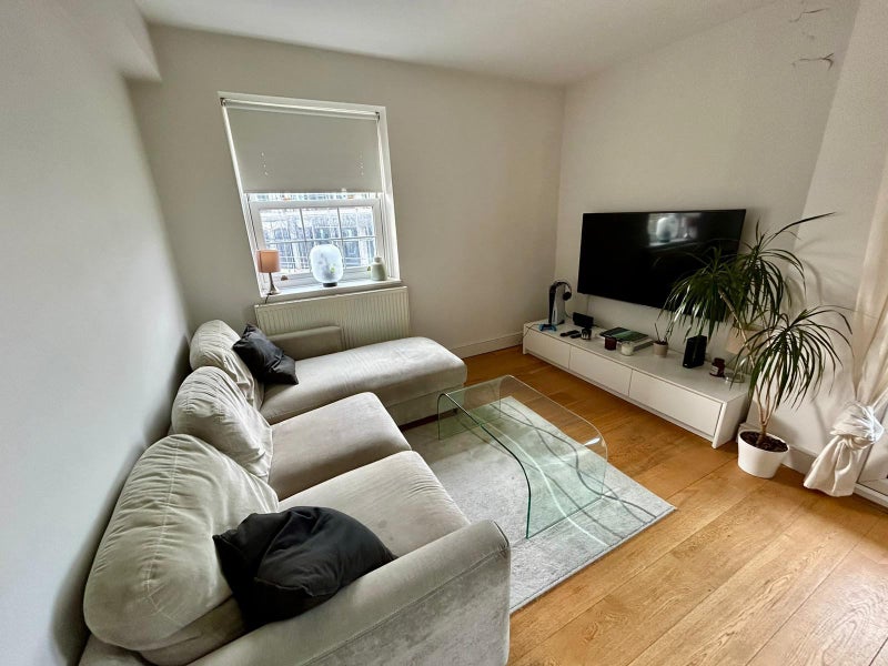 Room Worsopp Drive in Greater London