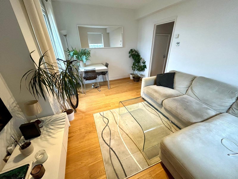 Room Worsopp Drive in Greater London