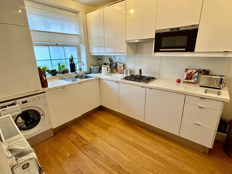 Room Worsopp Drive in Greater London