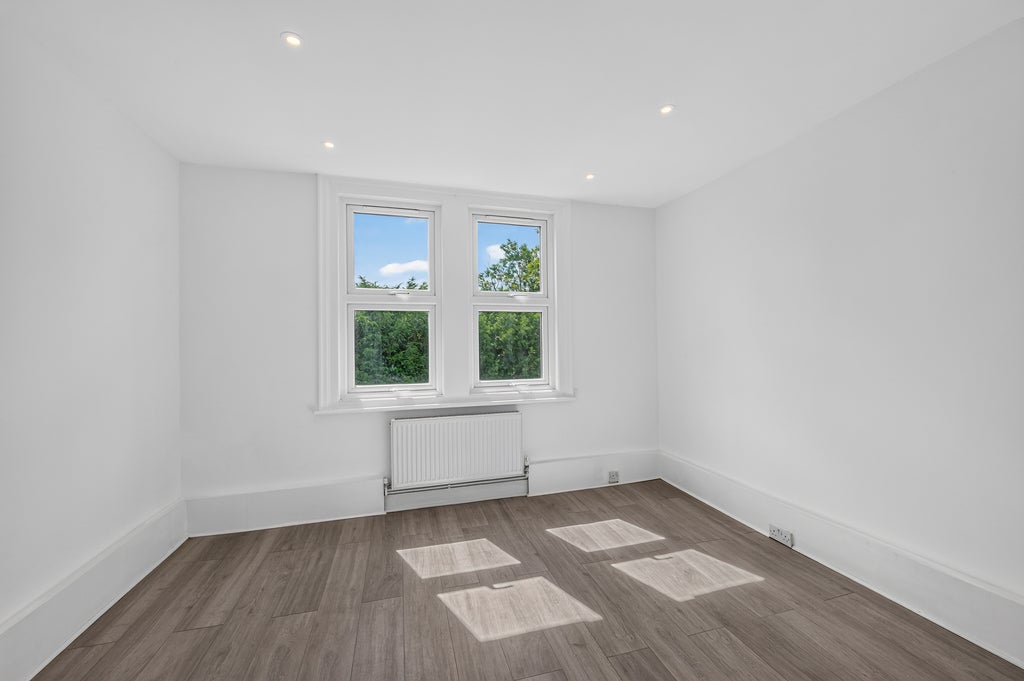 Flat Compton Road in Greater London