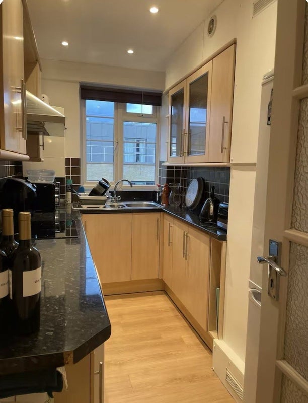 Room Oakhill Road in Greater London
