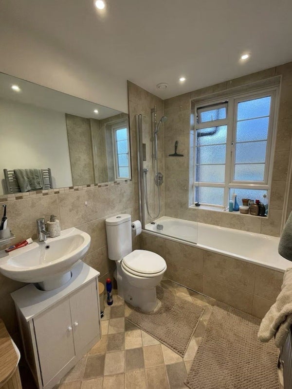 Room Oakhill Road in Greater London