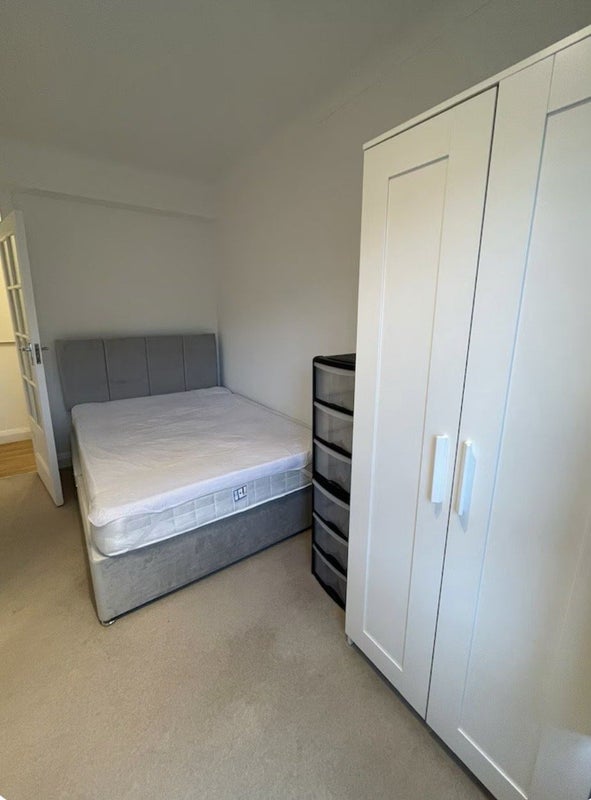 Room Oakhill Road in Greater London
