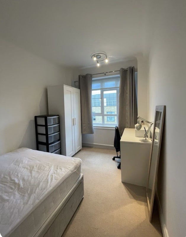 Room Oakhill Road in Greater London