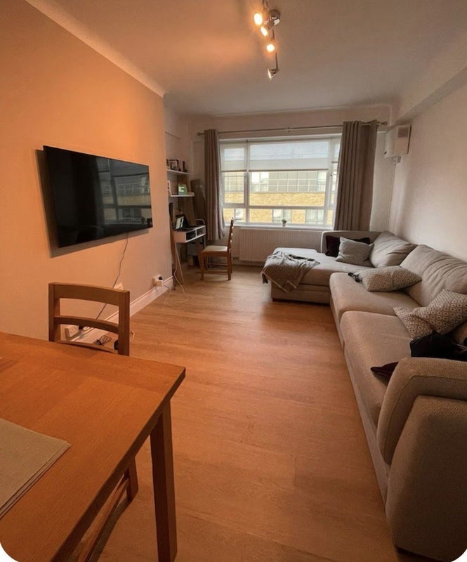 Room Oakhill Road in Greater London