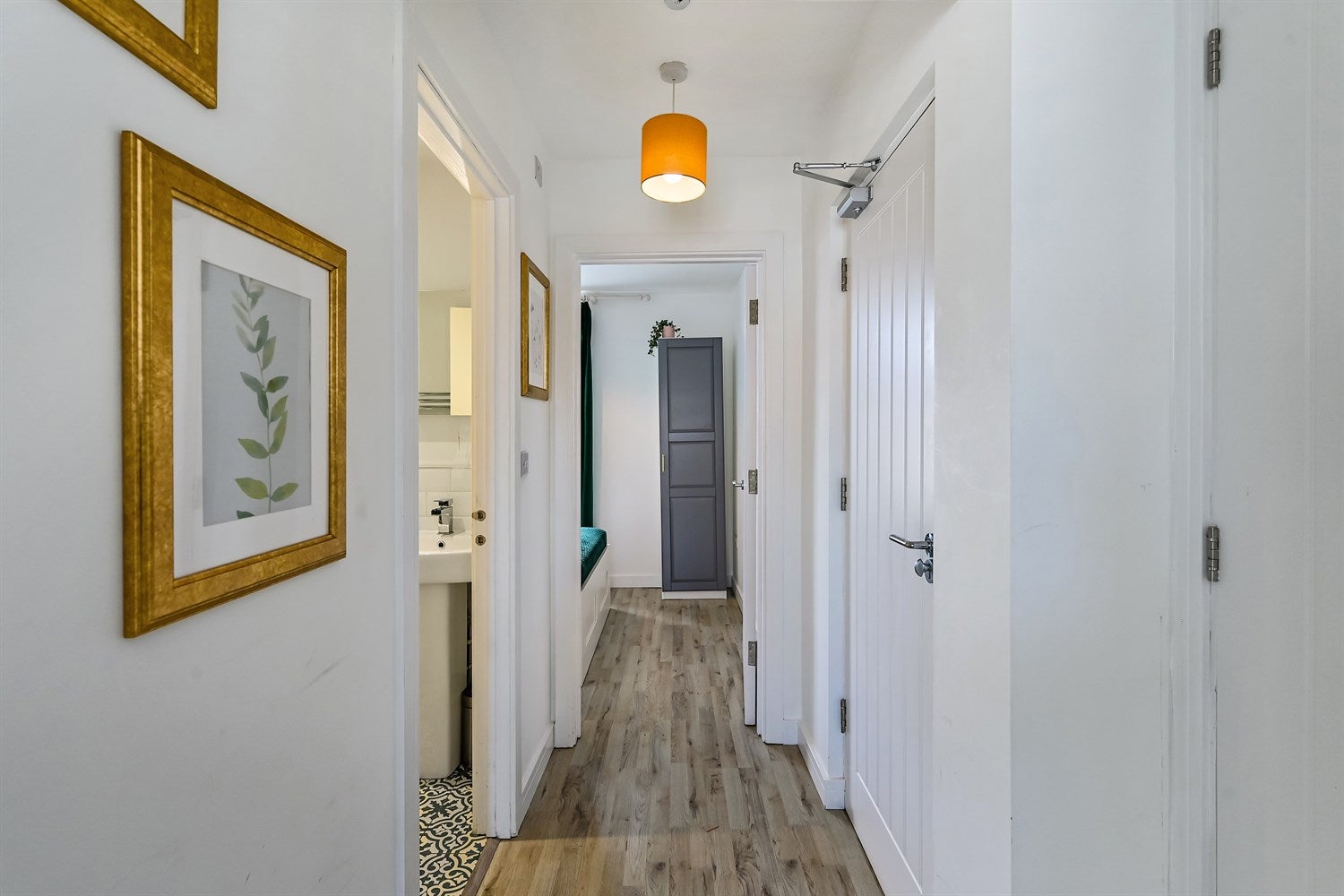 Flat Wyndham Crescent in Cardiff