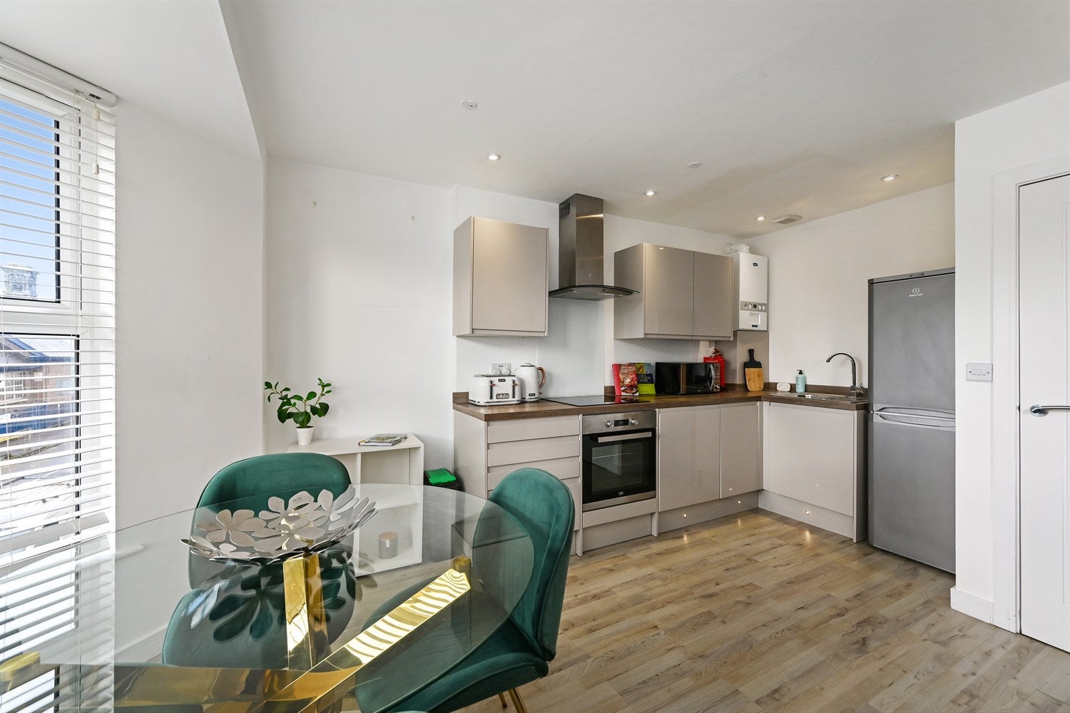 Flat Wyndham Crescent in Cardiff