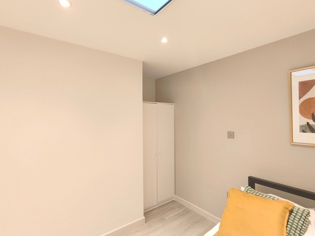 Room Bisson Road in Greater London
