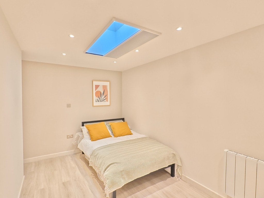 Room Bisson Road in Greater London