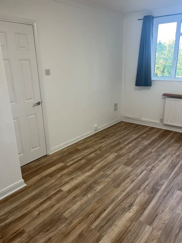 Flat Dryburgh Road in Greater London