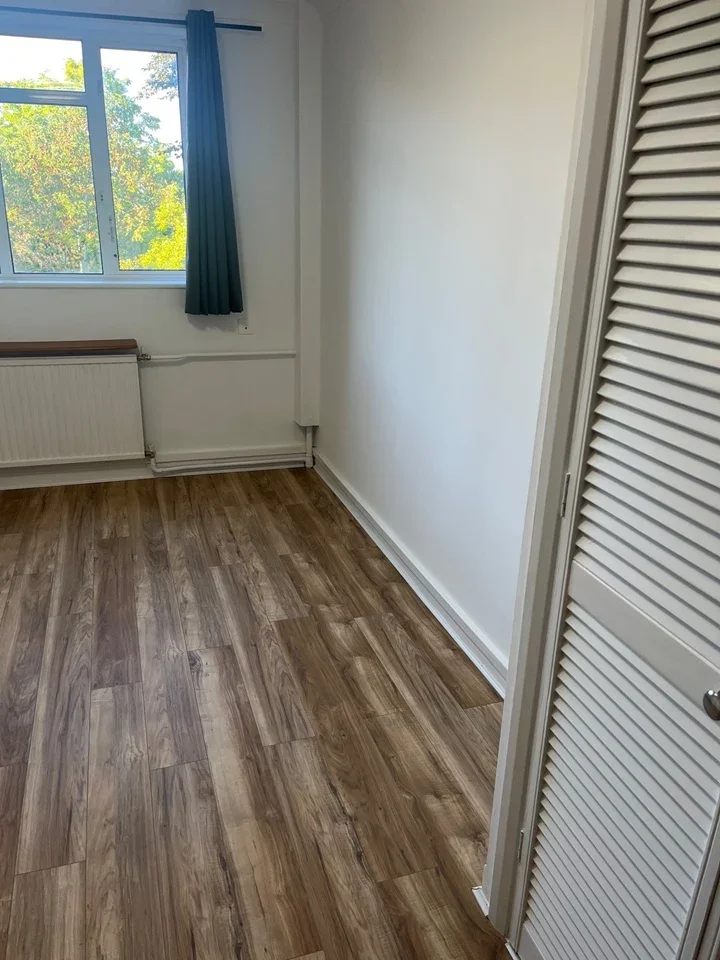 Flat Dryburgh Road in Greater London