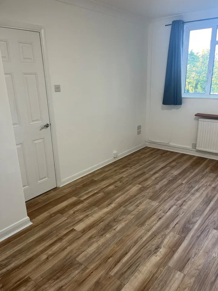 Flat Dryburgh Road in Greater London