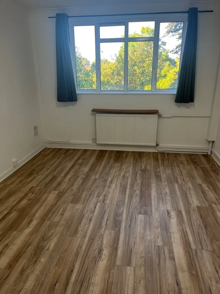 Flat Dryburgh Road in Greater London