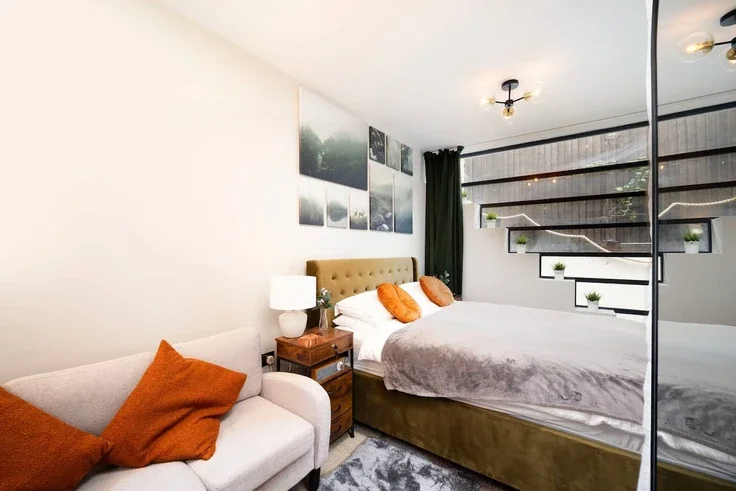 Flat The Chase in Greater London