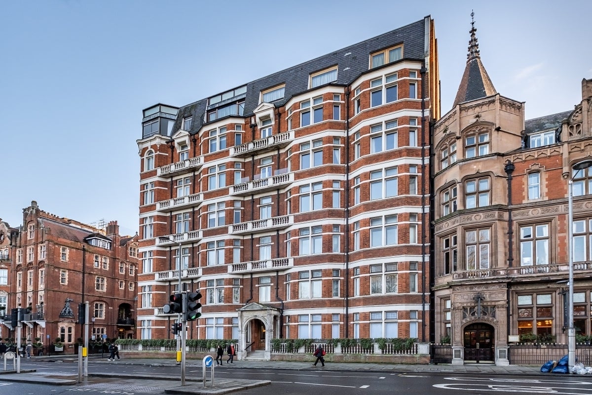 Flat Kensington Court in Greater London