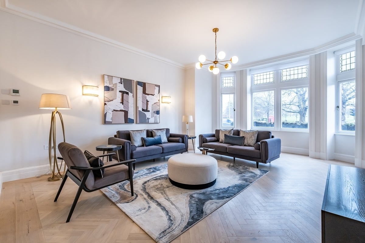 Flat Kensington Court in Greater London