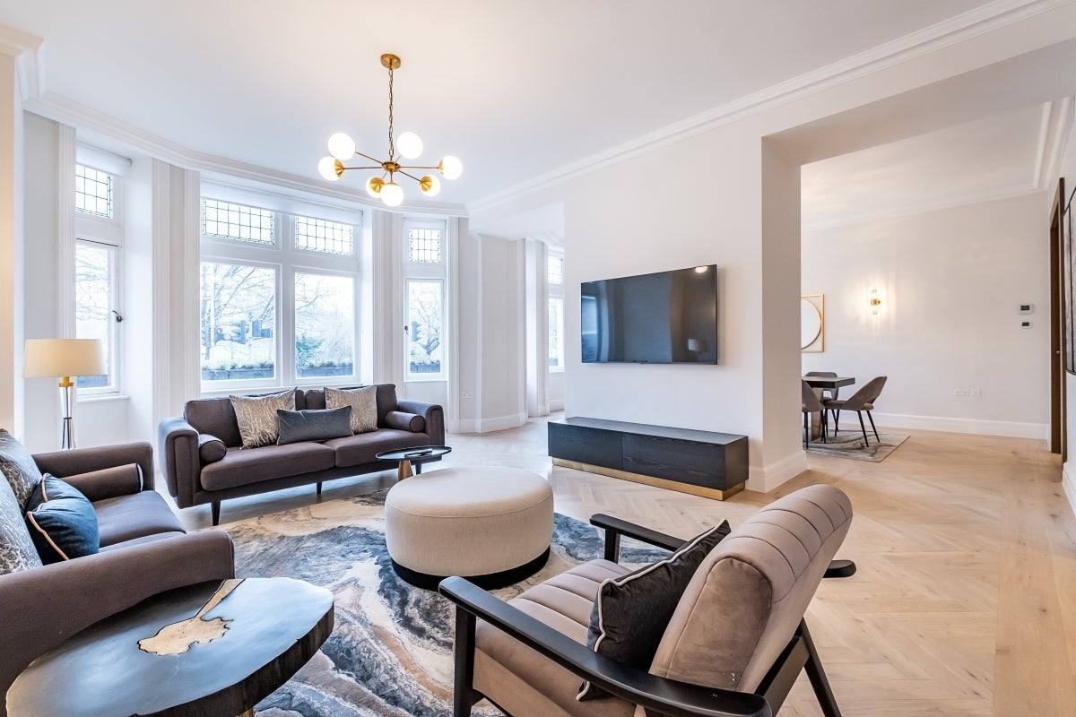 Flat Kensington Court in Greater London
