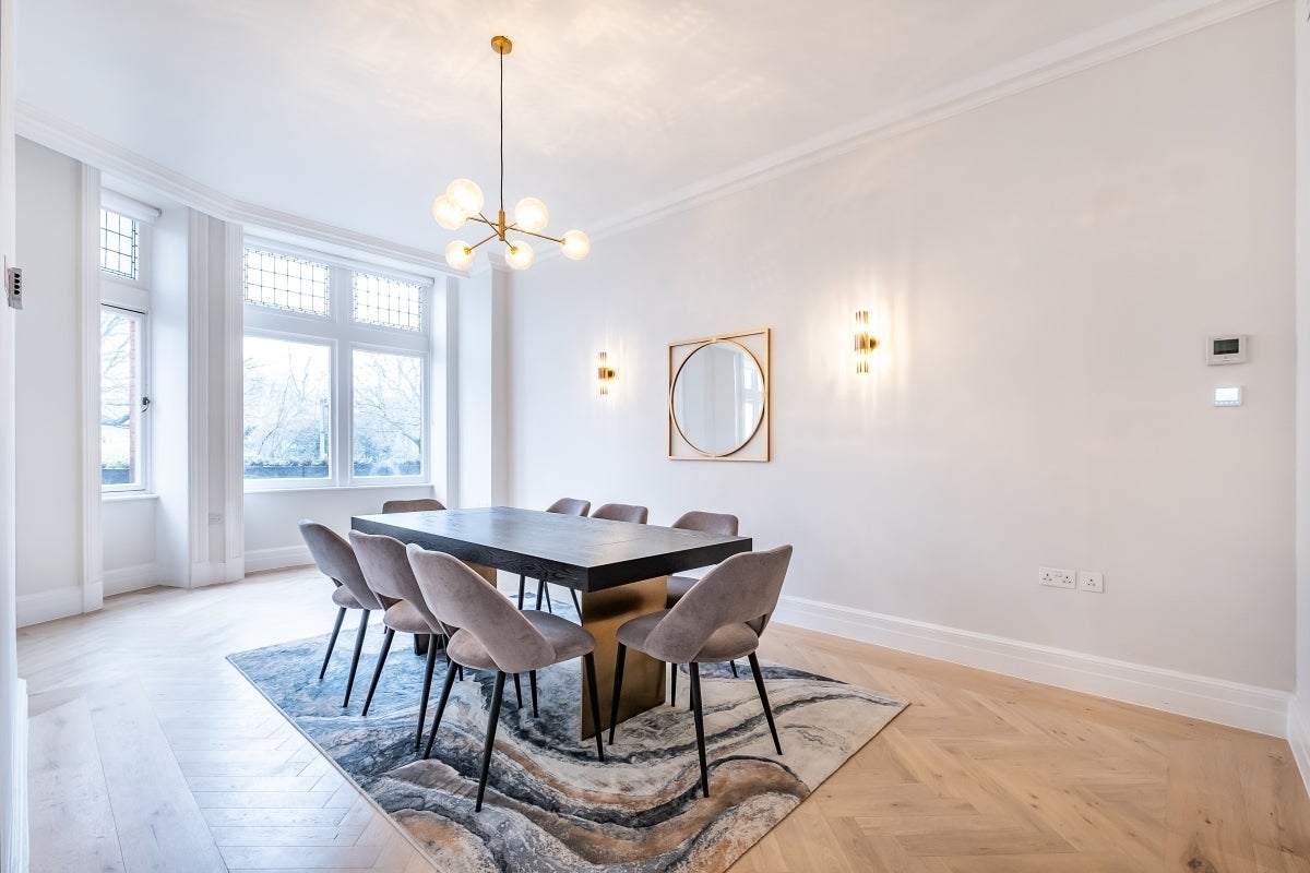 Flat Kensington Court in Greater London