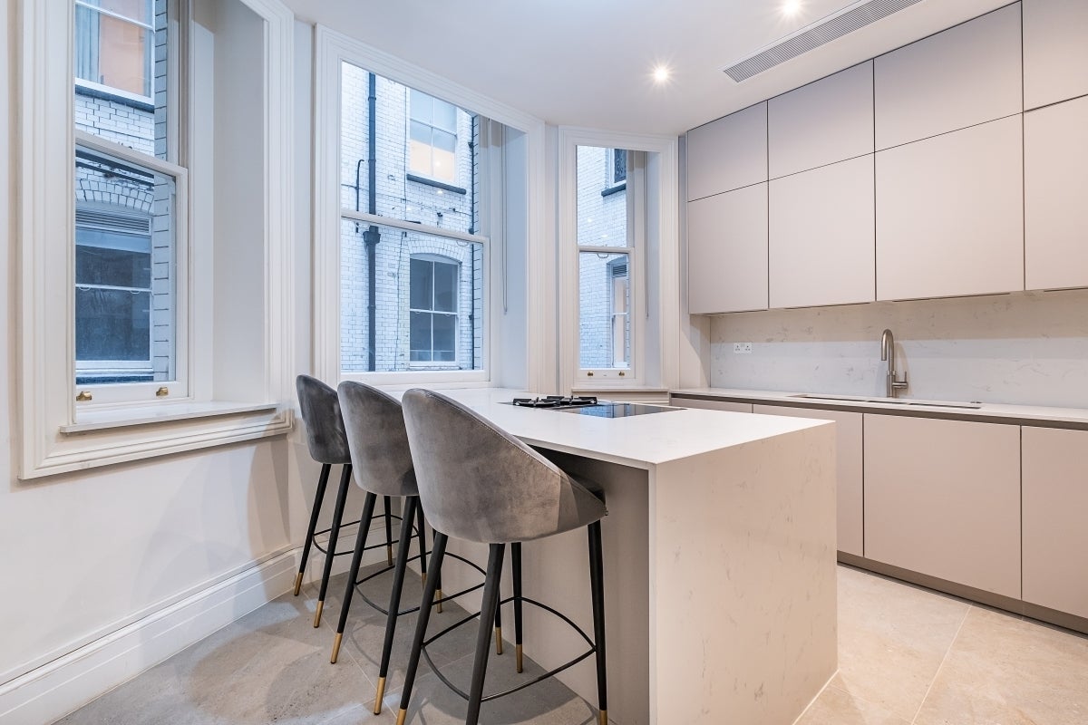 Flat Kensington Court in Greater London