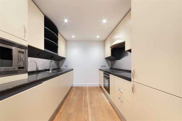 Flat Westferry Circus in Greater London
