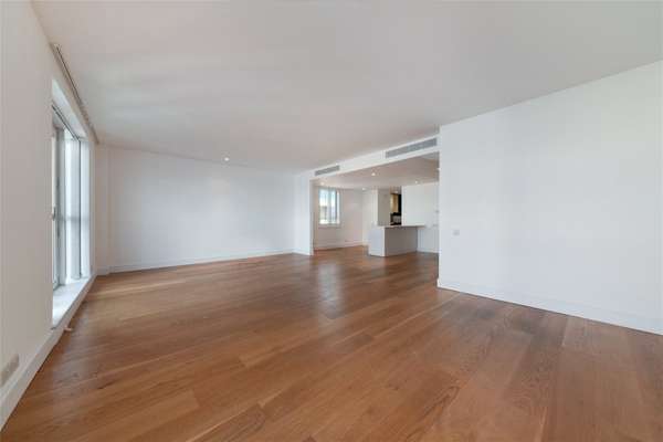 Flat Westferry Circus in Greater London
