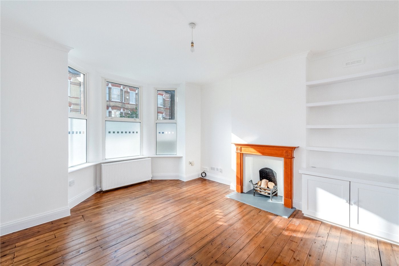 Flat Hainthorpe Road in Greater London