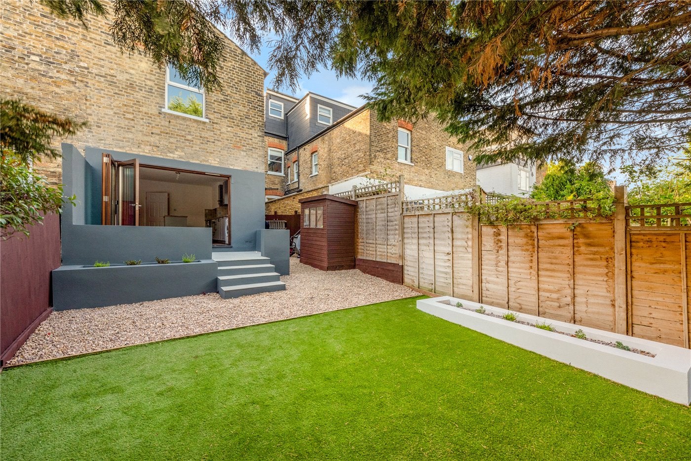 Flat Hainthorpe Road in Greater London