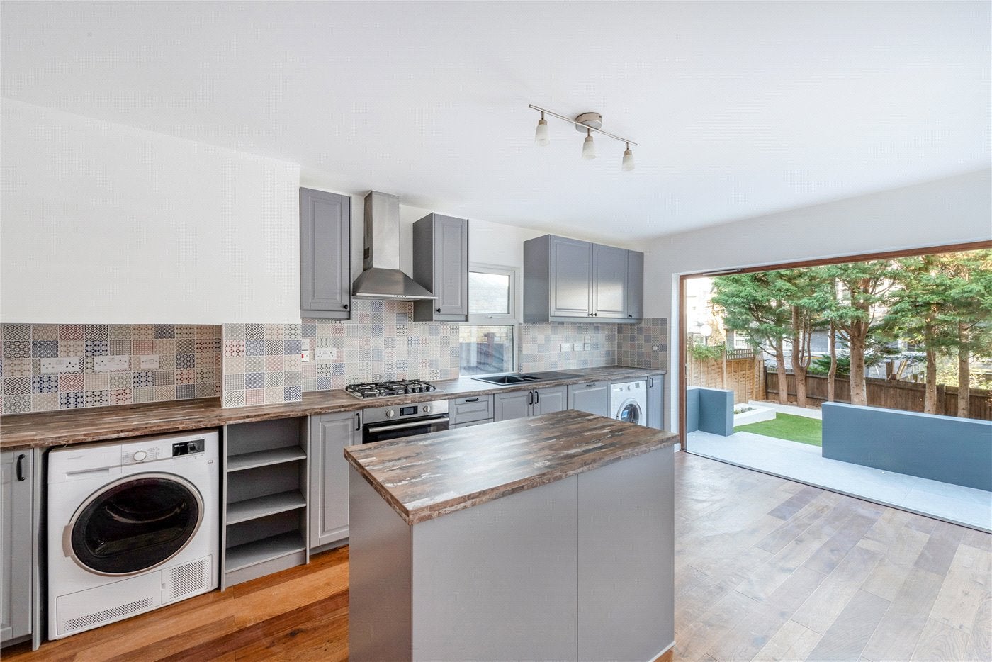 Flat Hainthorpe Road in Greater London