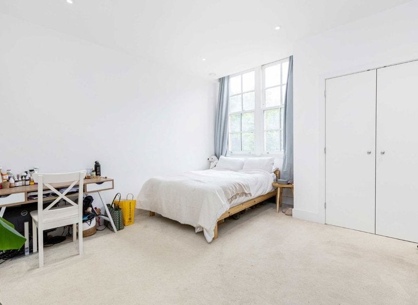 Flat Hyde Lane in Greater London