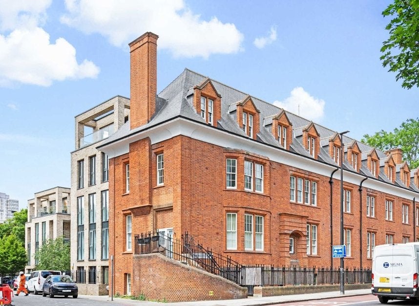 Flat Hyde Lane in Greater London