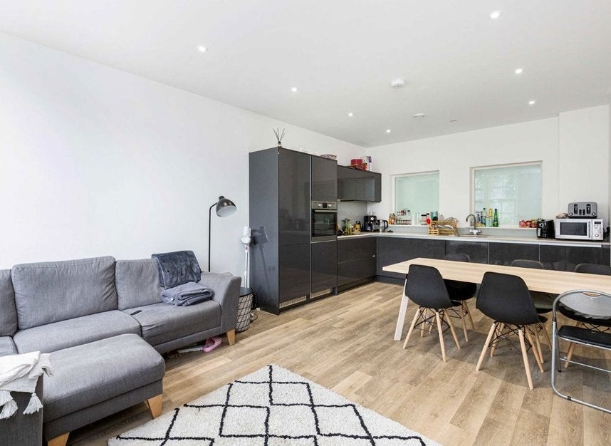 Flat Hyde Lane in Greater London