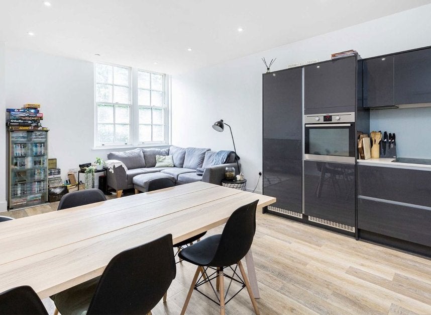 Flat Hyde Lane in Greater London