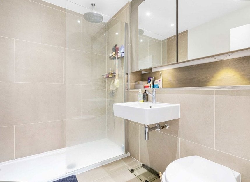 Flat Hyde Lane in Greater London