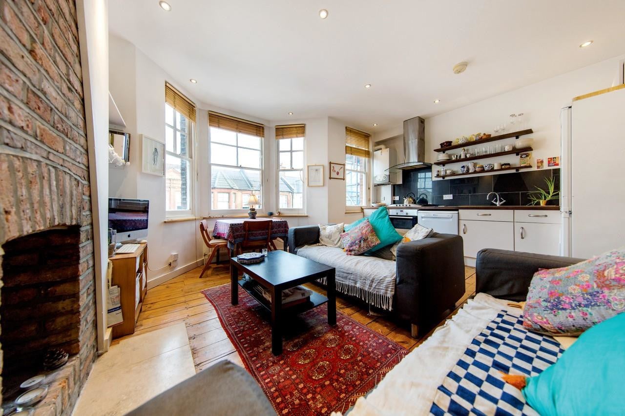 Flat Endymion Road in Greater London