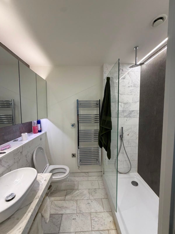 Room Biscayne Avenue in Greater London
