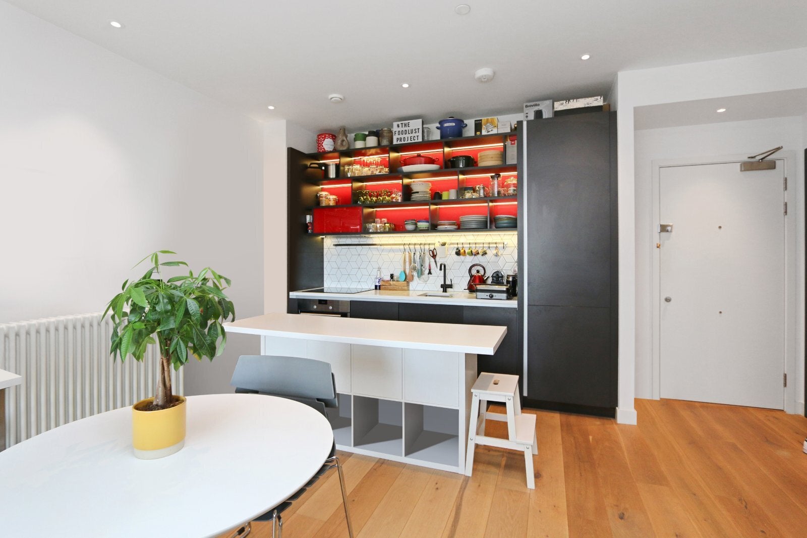 Flat Botanic Square in Greater London