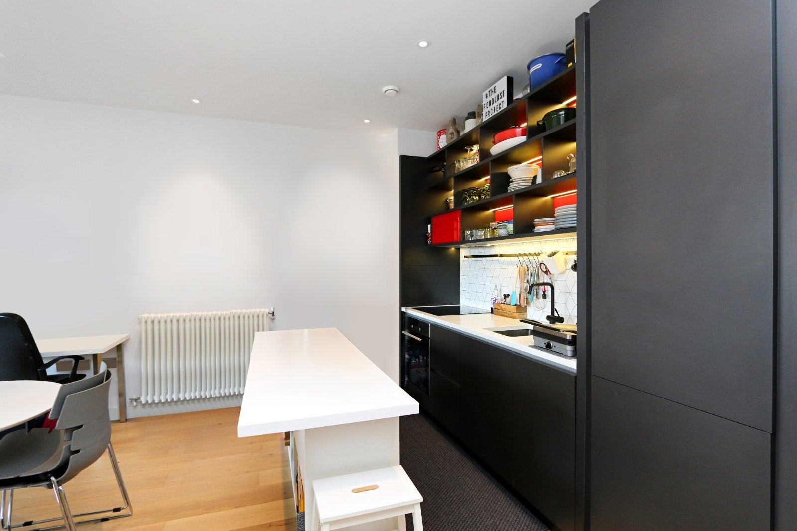 Flat Botanic Square in Greater London